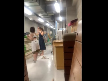 《盗撮動画》ガチ注意！スポーツクラブの倉庫？で着替えるスポブラ女子を定点隠しカメラで隠し撮りの画像