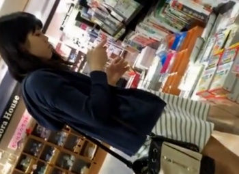 《盗撮動画》書店で立ち読み中の若い女子って正直”パンチラ撮り放題”だよな？ｗｗの画像