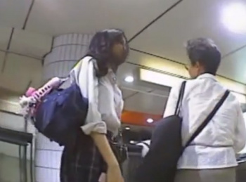 《盗撮動画》クッソ生意気だけどモデル級の極上JKの純白パンチラ撮影に成功ｗｗｗｗの画像