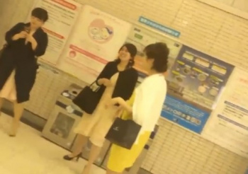 《盗撮動画》結婚式終わりの着飾った格好でパンチラ盗撮されてしまう可哀想な女子たちｗｗｗの画像