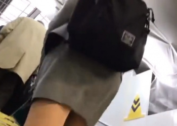 《盗撮動画》もはや盗撮テロ。仕事終わりのスーツOLや制服JKのパンチラを盗撮しまくる超危険人物の画像