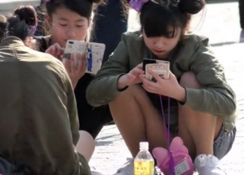 《盗撮動画》わざわざTDLに出向いてショーパンJCのしゃがみパンチラ盗撮に勤しむ奴ｗｗｗの画像