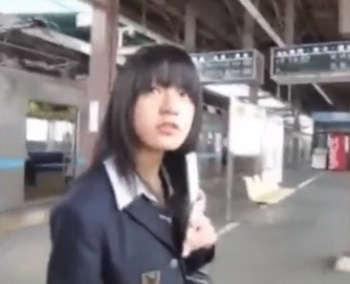 《盗撮動画》伝説の美少女JK声掛け＆スカートめくりパンチラ映像、純白Pがっつり見えててワロタの画像