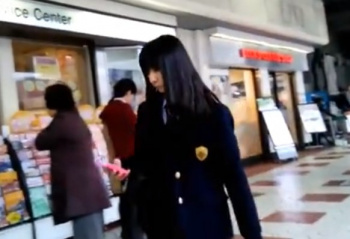 《盗撮動画》このレベルのS級美少女JKにスカートめくりを敢行する勇気ある変態ｗｗｗｗの画像