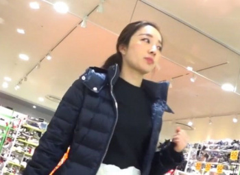 《盗撮動画》靴屋さんに買い物に来ていた上玉美女、（座り）パンチラ盗撮余裕でしたｗｗｗの画像