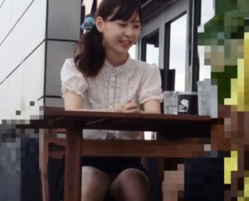 《盗撮動画》オープンカフェでパンチラ盗撮されてるJDが激カワすぎると話題・・！！の画像