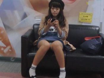 《盗撮動画》ゲーセンで美少女JKの座りパンチラが撮れたから晒すｗｗｗｗｗｗの画像