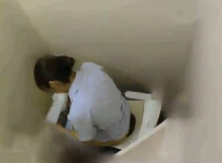 《盗撮動画》バレたら即逮捕のフリーハンドでの女子トイレ盗撮。看護師の禁断の放尿シーンの画像