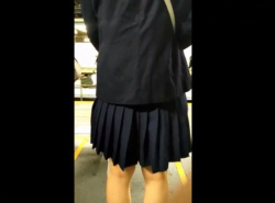 《本物痴漢動画》この大人しそうな制服JKちゃんが満員電車で下半身触られまくってる件・・・の画像