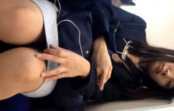 《盗撮動画》電車で対面パンチラ盗撮されてる美人JDちゃん、寝ながらスカートの端を持ち上げてパンティを披露ｗｗｗの画像