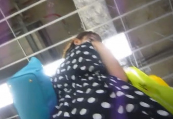 心臓弱い人は閲覧注意。美人OLに”盗撮バレ”する衝撃のパンチラ盗撮動画、流出・・・の画像