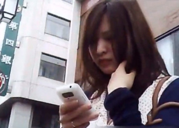 《盗撮動画》素人ギャルの生パンツ総ナメ撮り！やっぱ顔→パンチラの流れが鉄板だよなｗｗｗの画像