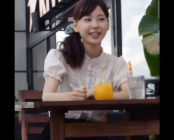 《盗撮動画》オープンカフェでパンチラ盗撮されてる美人JD、脚が細すぎてクロッチまで見えてしまうｗｗの画像