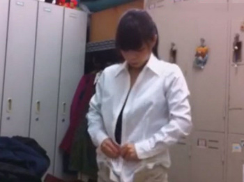《盗撮動画》ギャル系OLちゃん、仕事終わりに職場の女子更衣室で着替えを盗撮されてしまう・・・の画像