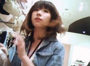 《盗撮動画》陰毛透けパンティのショップ店員ちゃん、ワンピに着替えさせられブラまで撮影される被害の画像