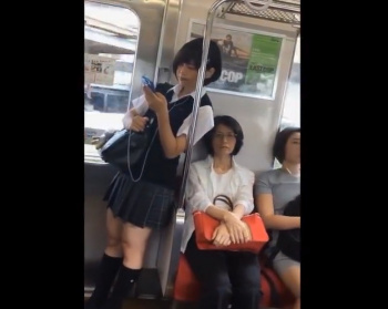 《盗撮動画》優等生タイプの美少女JKのパンチラって正直興奮するよなｗｗｗｗの画像