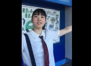 《盗撮動画》不審者の声掛けに対応する心優しき美少女JKを裏切るスカートめくりパンチラの画像