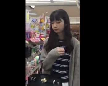 《盗撮動画》真面目そうなのにドスケベなパンティ履いてる黒髪JDちゃん、逆さ撮りで正体を暴かれるｗｗｗの画像