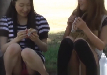 《盗撮動画》公園で座り込んでるギャルがパンチラ撮り放題だったから晒すｗｗｗｗｗｗｗｗの画像