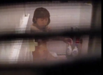 《民家盗撮動画》ムダ毛処理に夢中で盗撮されてる事に気付かない美乳姉さんｗの画像