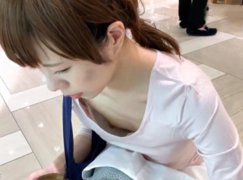 《盗撮動画》靴屋で乳首もパンツも丸見えのぺったんこおっぱい美女が発見されるｗｗｗの画像