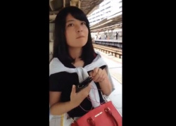 《盗撮動画》駅で見つけた美女のスカートめくりまくるパンチラ撮り師さん、何度か”めくりバレ”してもお構いなしｗの画像