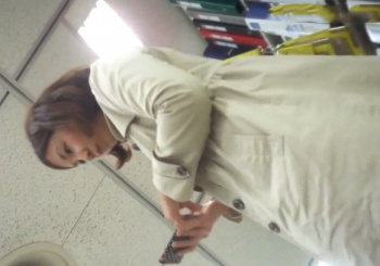 《盗撮動画》書店でピンクパンティ逆さ撮りされてるこのOLさんが死ぬほど可愛い件ｗｗｗの画像