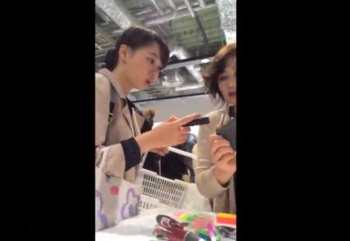 《盗撮動画》若い女まみれの店内に潜入してとびきり美少女のパンチラ盗撮をする天才撮り師さんｗｗの画像