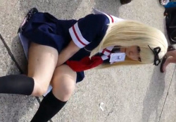 【盗撮動画】金髪セーラー服の若いコスプレイヤーちゃん、気を緩めてパンチラを盗撮されてしまうの画像