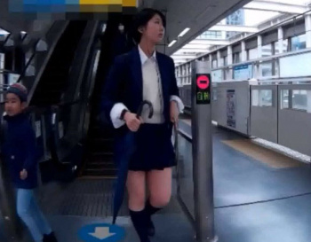 《盗撮動画》ストーカーに目をつけられた可愛いJKちゃん、数日に渡ってパンチラ盗撮されてしまう被害の画像