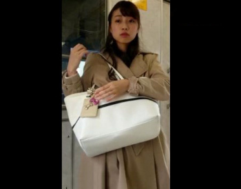 《盗撮動画》花柄パンティが可愛すぎる美人スーツOLさん、スカートめくりで晒されるの画像