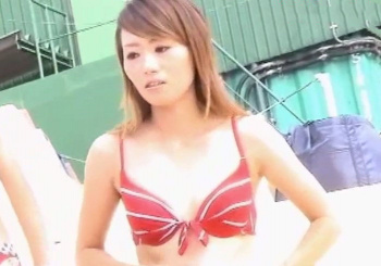 《盗撮動画》プールでビキニギャルママを胸チラ盗撮。人妻の乳首ってマジ美味そうだよなｗｗｗの画像