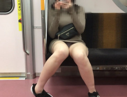 《盗撮動画》ニットワンピで外出中の極上JDの電車内対面パンチラの撮影に成功したったｗの画像