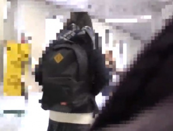 《痴漢動画》学校帰りにストーキングされてる美少女JKちゃんが電車で痴漢されるまでの一部始終がこちらの画像