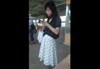 《盗撮動画》駅で黒パンスト美女のスカートめくりパンチラ3連発！パンティエロすぎて抜いたｗｗｗの画像