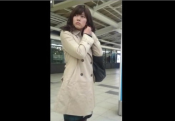 《盗撮動画》姿撮りでカメラを意識する美人OLの黒スト越しスケベパンティｗｗの画像