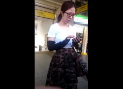 《盗撮動画》地味メガネなお姉さんをめくり撮りしたらクッソエロいパンティ履いてたから晒すｗｗｗの画像