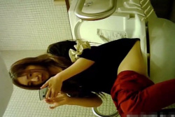 《ご褒美トイレ盗撮動画》フレッシュ美女たちの排泄 wc21：丁寧に股間の雫を拭き取る美女の画像