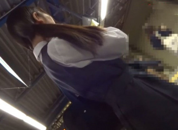 《痴漢動画》買い食いしながら帰宅中の童顔JKちゃん、格好の痴漢のターゲットになってしまう・・・の画像