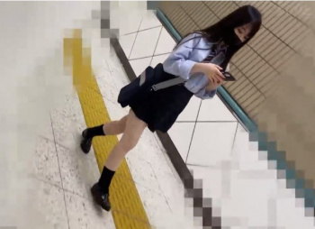 《盗撮動画》学校帰りにコンビニに立ち寄った黒髪美少女JKのホワイトサテンパンティの画像
