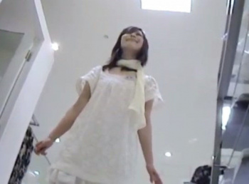 《盗撮動画》接客中にパンチラ盗撮されているアパレル店員ちゃんがめちゃくちゃ可愛いと話題ｗｗｗの画像