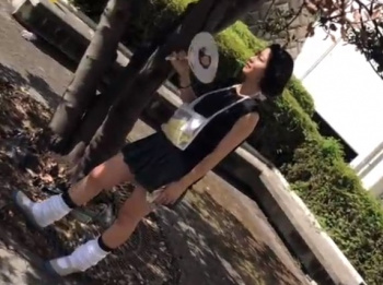 《盗撮動画》ルーズソックスJKの文化祭パンチラ。むっちり尻に食い込む柄Pがエロすぎるｗｗの画像