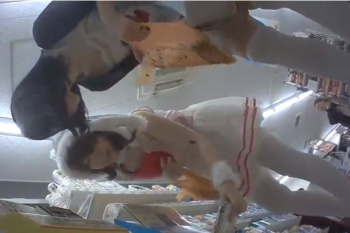 《盗撮動画》ハロウィンで浮かれた2人のコスプレ娘ちゃん、パンチラ盗撮の格好のターゲットになってしまうｗｗの画像