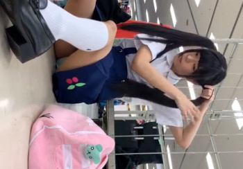 《盗撮動画》コスプレイベント会場で童顔ロリカワレイヤーのパンチラ撮影。これって生Pなんじゃ...ｗの画像