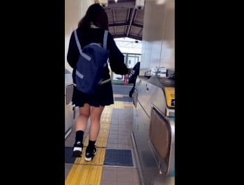 【盗撮動画】学校終わりの田舎JKちゃん、駅のホームでパンチラ盗撮被害に遭うの画像
