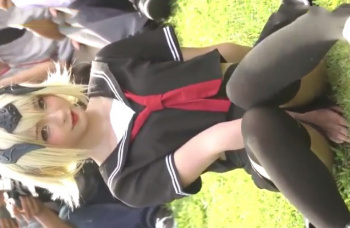 《盗撮動画》金髪美少女レイヤーちゃん、セーラー服コスで隠しても白パンチラしてしまうｗｗｗの画像