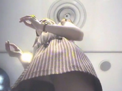 《盗撮動画》ギャルっぽい雰囲気の上玉アパレル店員パンチラ。スカートの中はナマの純白でしたｗｗｗの画像