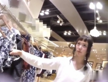 《盗撮動画》童顔カワイイ前髪ぱっつんなアパレル店員の純白パンティをフロント＆しゃがみでの画像