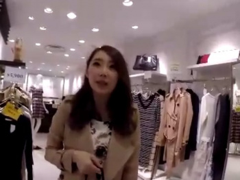 《盗撮動画》店舗名特定不可避のショップ店員パンチラ、ガチでヤバスギル・・・の画像