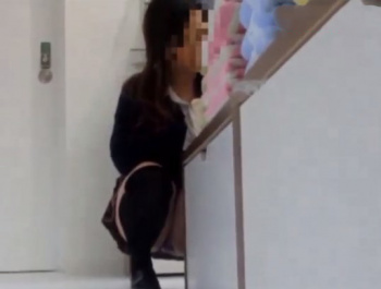 《盗撮動画》放課後の非行性JKパンチラ。しゃがみ＆スカートめくりで完全攻略完了ｗｗｗの画像